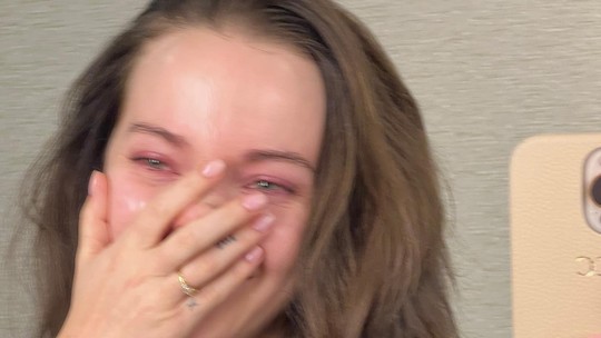 Dove Cameron emociona fãs ao falar sobre luta contra disforia de imagem e depressão