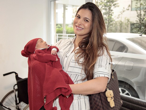 Kamilla Salgado e Elisesr deixam a maternidade com o pequeno Bento (Foto:  Manuela Scarpa/BrazilNews)