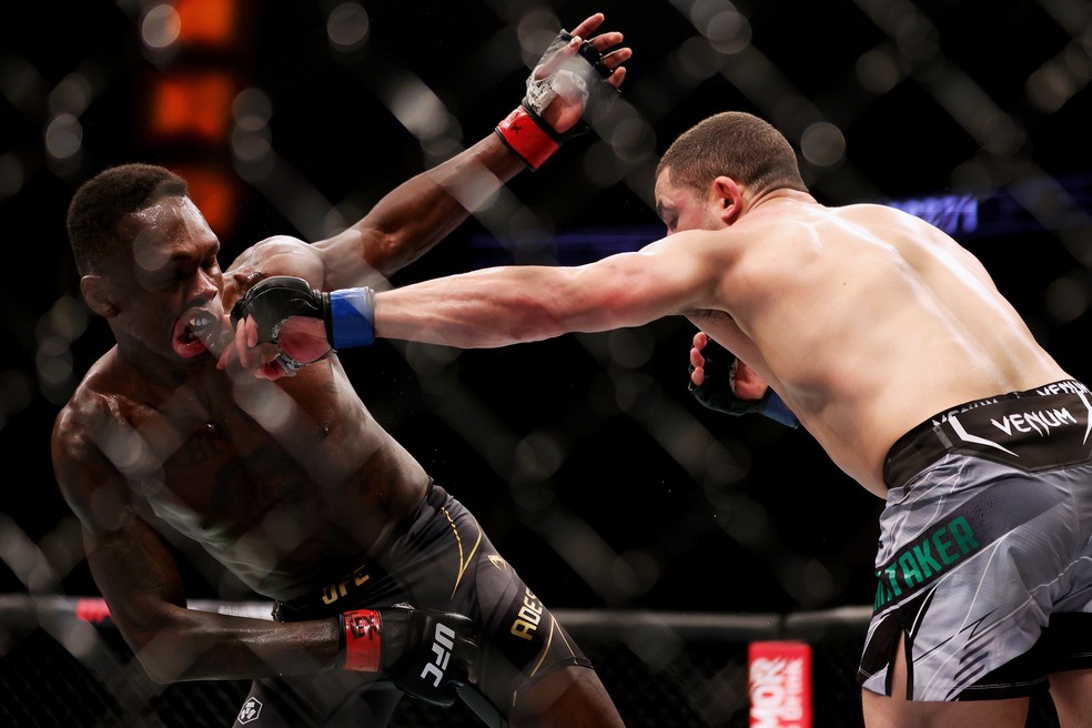 Robert Whittaker conseguiu atacar Israel Adesanya no UFC 271 — Foto: Getty Images
