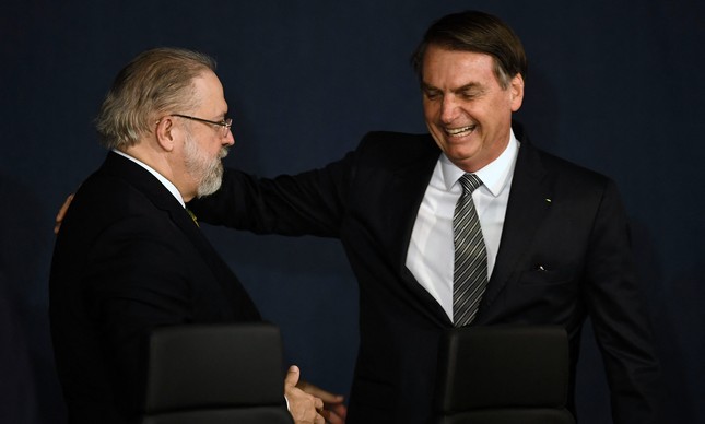 O procurador-geral da República, Augusto Aras, cumprimenta o presidente Jair Bolsonaro durante posse na PGR, em outubro de 2019