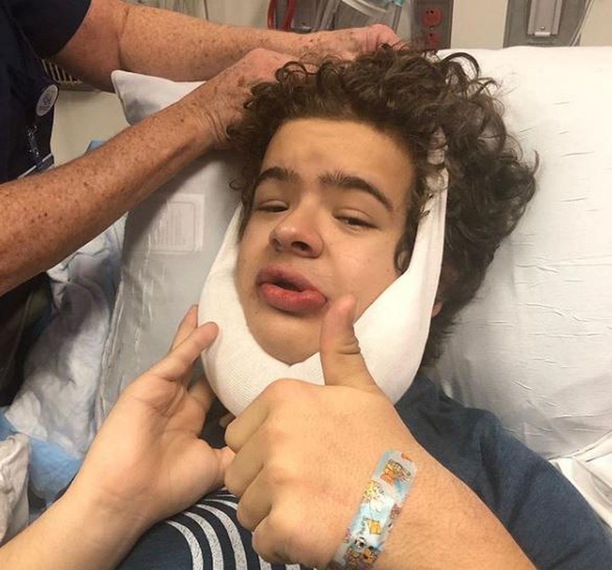 Gaten Matarazzo De Stranger Things Passa Por Cirurgia Para Tratar Síndrome Genética Rara 2443