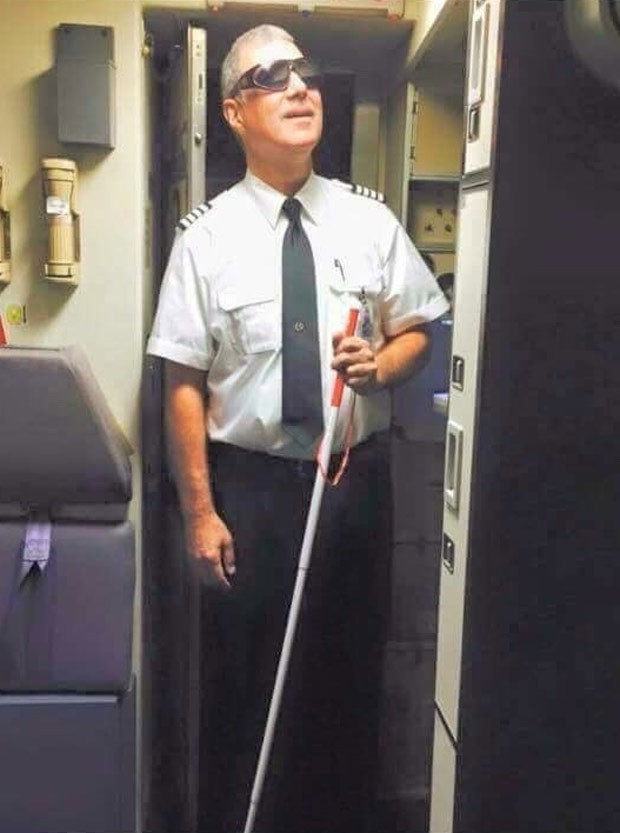 Piloto de avião cria polêmica ao usar ‘fantasia de cego’ para o Halloween (Foto: Reprodução/Reddit/Fosh1zzle)