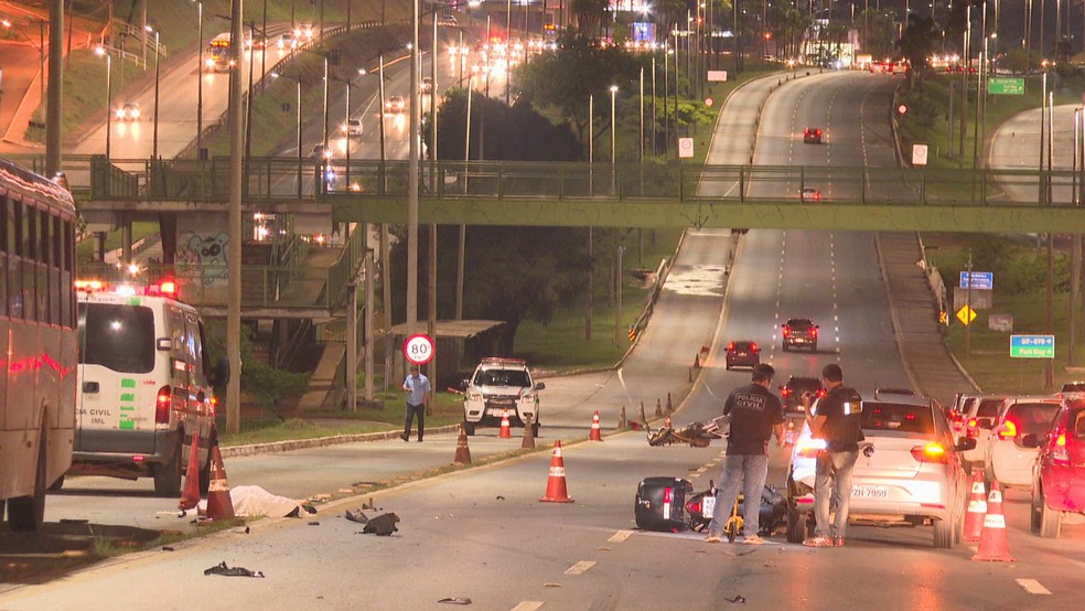 Acidente entre viatura e moto desencadeia outra colisão entre motociclista e um carro no DF — Foto: Reprodução/TV Globo 