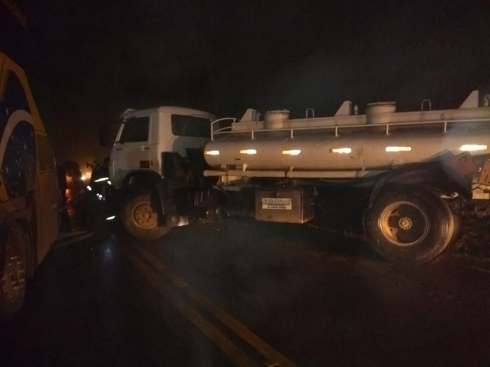 Caminhão e ônibus colidiram na terça-feira — Foto: PMRv/ Divulgação