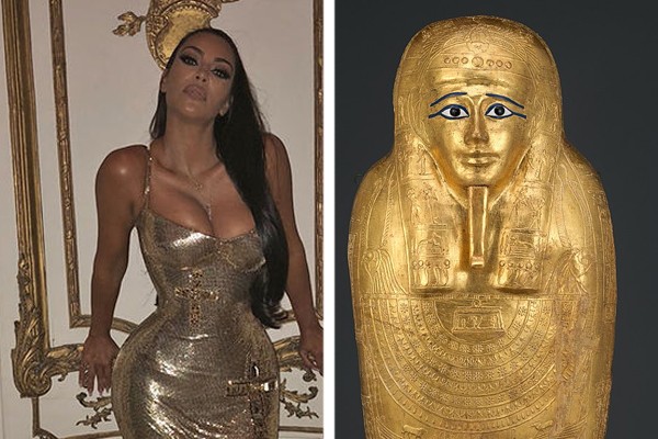 Kim Kardashian com o seu look do Met Gala 2018 e o sarcófago de Nedjemankh (Foto: Reprodução / Twitter; creative commons)