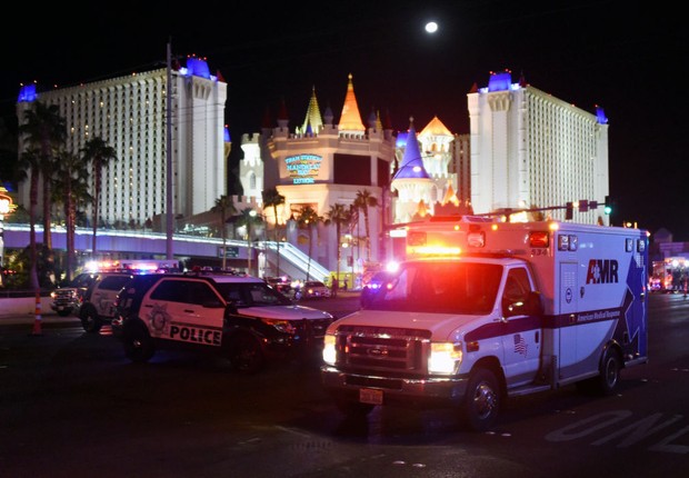 Veículos policiais e ambulâncias formam barreira em local próximo ao tiroteio que deixou mais de 50 mortos em Las Vegas (Foto: Ethan Miller/Getty Images)