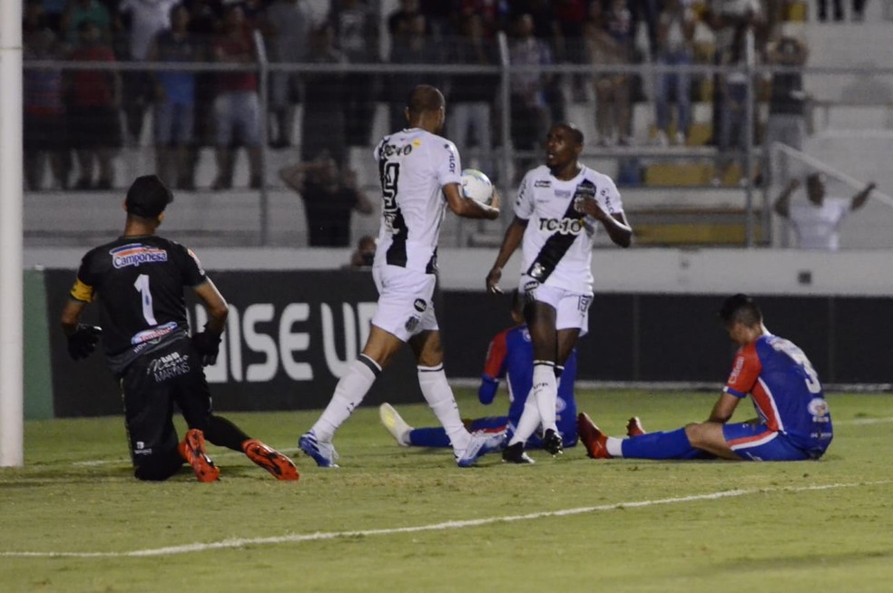 Roger e Jeferson comemoram o primeiro gol da Ponte  — Foto: Álvaro Jr/ PontePress