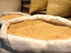 Farinha de mandioca produzida de maneira artesanal teve maior alta nos preços (Foto: Reprodução/TV Mirante)
