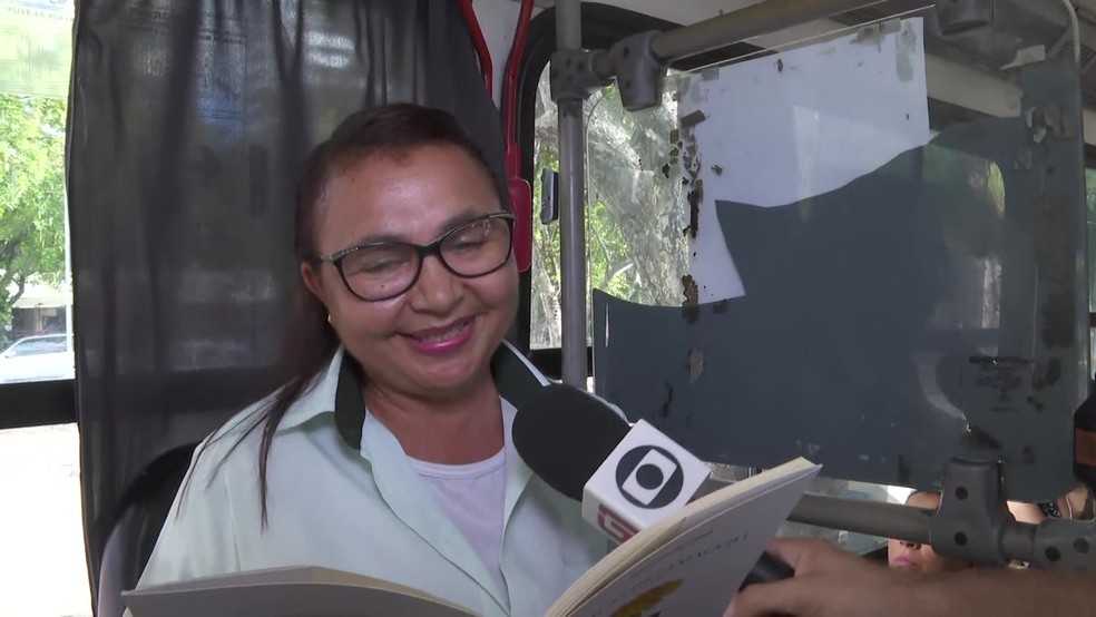Cobradora Genicleide Lima escreve livros com base no que observa durante o trabalho no ônibus — Foto: Reprodução/TV Globo