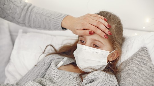 Aumento de doenças respiratórias em crianças: quando tratar em casa ou levar para o hospital?