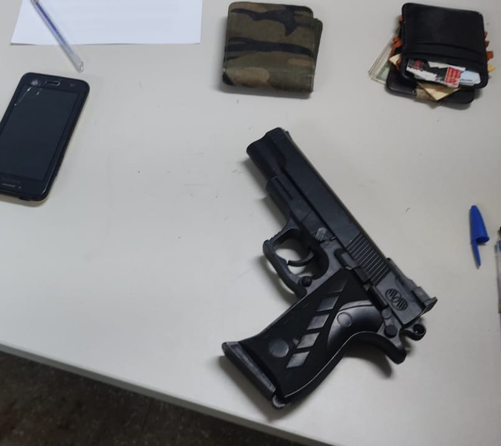 Militares apreendem pistola simulacro e prendem suspeito de roubo, em Salvador — Foto: Divulgação