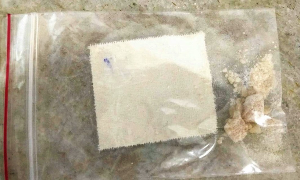 Cor e o estado físico da droga pode fazê-la ser confundida com o crack (Foto: Divulgação/Itep)