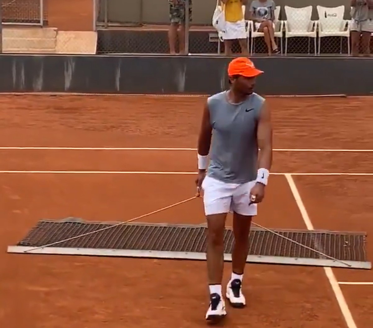Nadal Mostra Humildade E Viraliza Limpando A Quadra De Sua Academia Depois Do Treino Tenis Ge