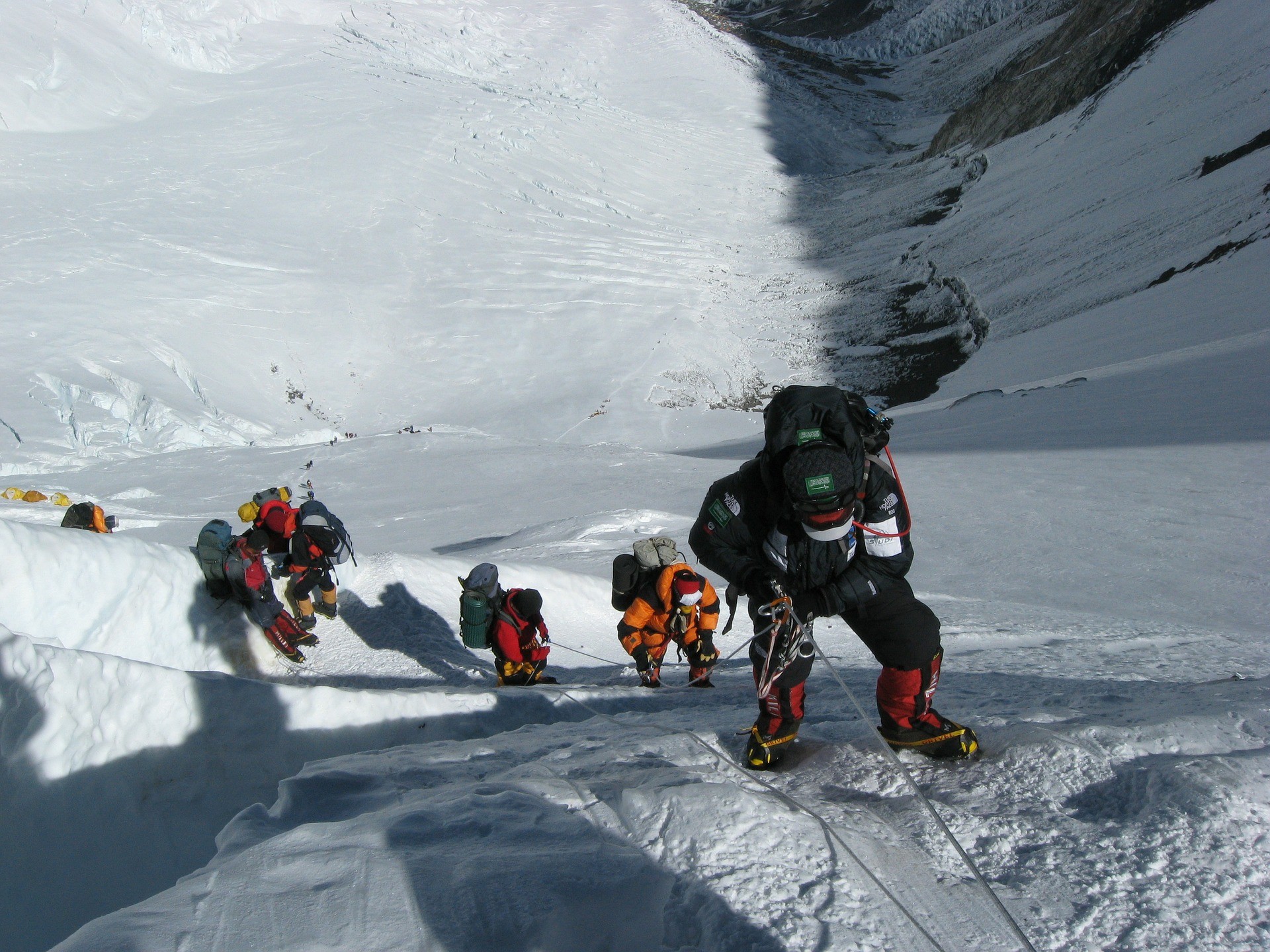 Alpinistas escalam o Monte Everest, montanha de maior altitude do mundo.  (Foto: Pixabay)