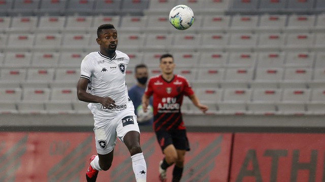 Kalou saiu no segundo tempo para dar lugar a Rhuan