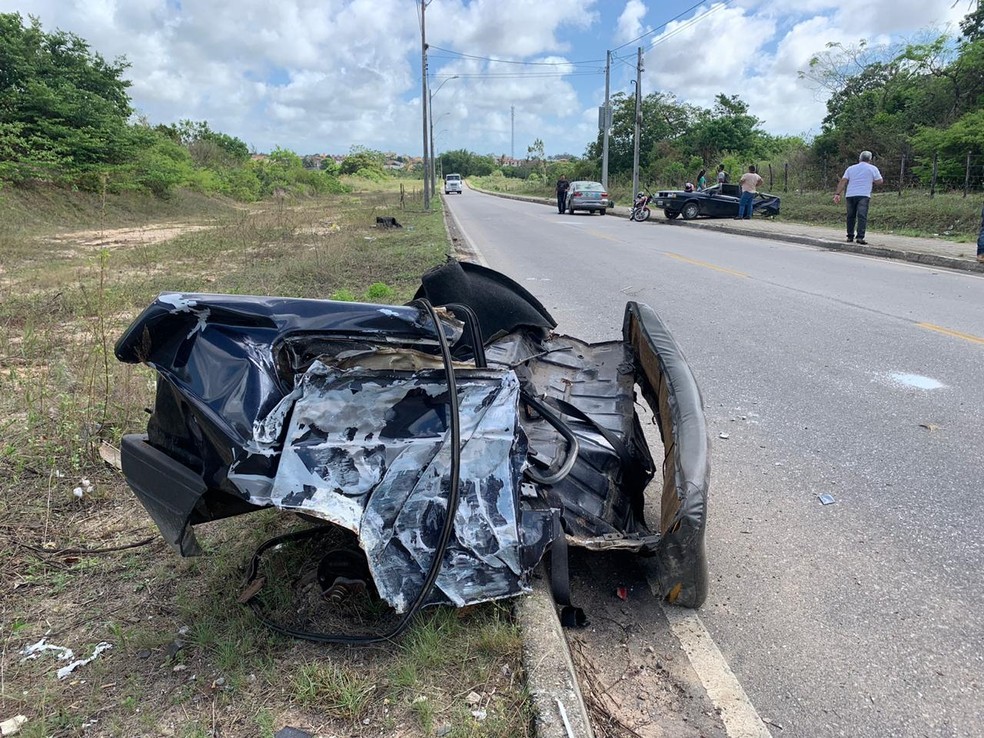 Carro ficou dividido em duas partes, após bandidos baterem em poste, em Natal — Foto: Anna Alyne Cunha/Inter TV Cabugi