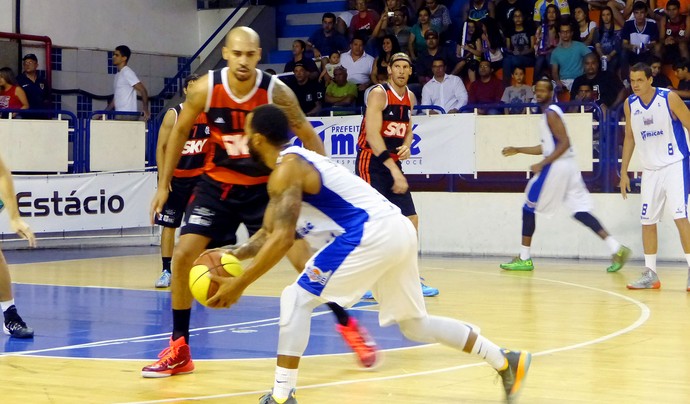 Fla tem trabalho, mas vence Macaé e sai em vantagem na final do estadual
