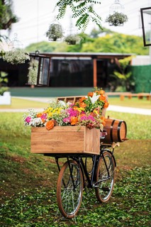 Depois de meses de procura, o pai da noiva, Natalio Cabuli, encontrou uma bicicleta do jeito que a filha queria para deixar na entrada da festa, com um caixote lotado de flores
