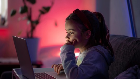 Abuso sexual infantil online: maioria dos abusadores não são estranhos e, sim, pessoas que as crianças conhecem, mostra estudo
