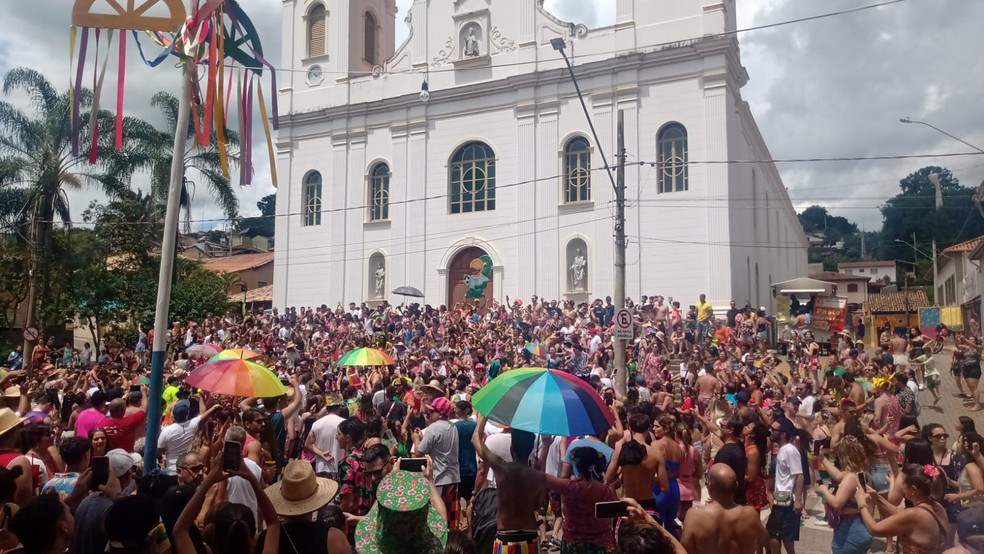 Mesmo com carnaval adiado, centenas de foliões se reúnem em São Luiz do Paraitinga. — Foto: Jefferson Santos/g1