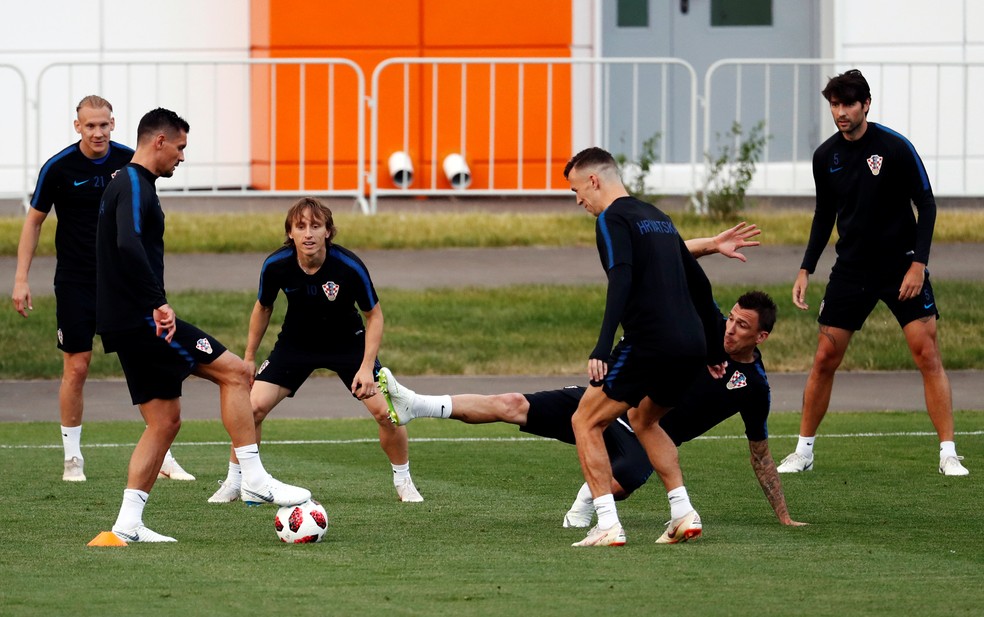 Dejan Lovren, Luka Modric, Mario Mandzukic no treino da CroÃ¡cia (Foto: REUTERS/Damir Sagolj)