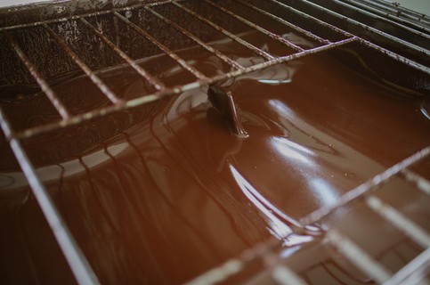 Pequenas Empresas & Grandes Negócios visitou a fábrica Mendoá, em Ilhéus, e mostra como o cacau vira chocolate