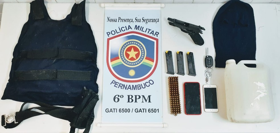 Colete, pistola, galão de gasolina, munições e carregadores foram apreendidos com bandidos, em jaboatão, nesta sexta (18) — Foto: PM/Divulgaçao