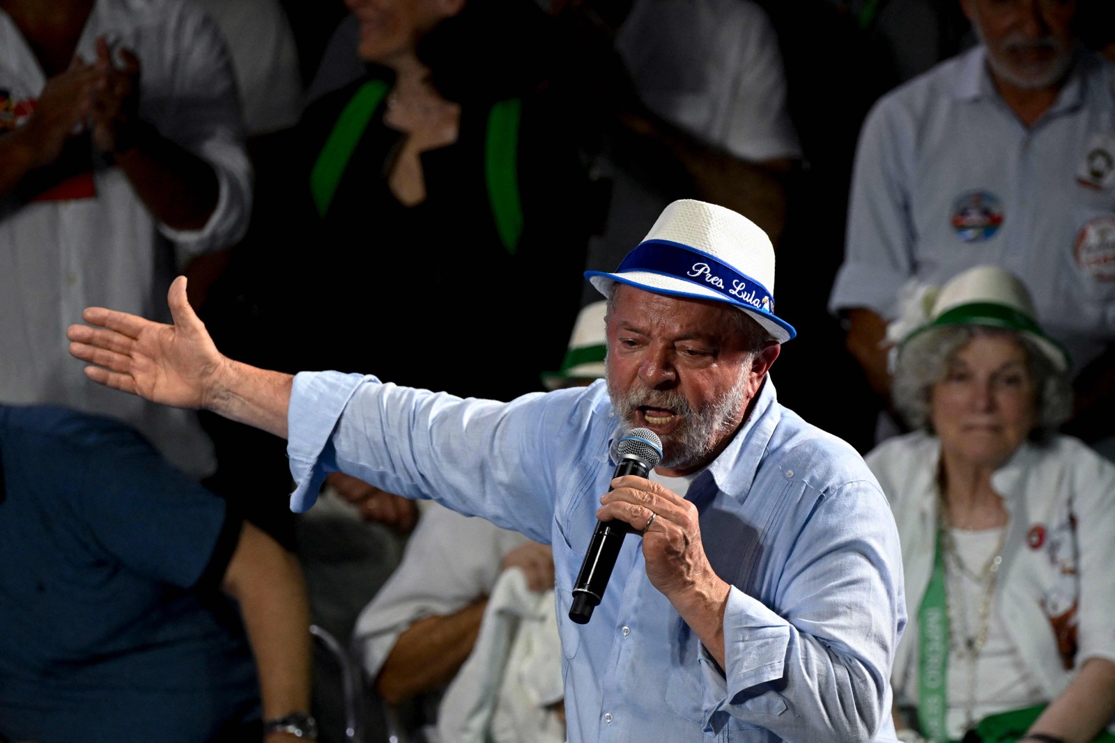 Lula em comício na quadra da Portela, em Madureira, no Rio — Foto: Mauro Pimentel/AFP