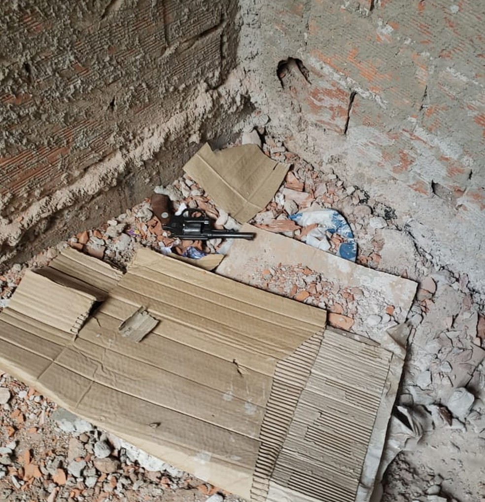 Revólver usado no crime foi localizado em uma construção, em Pirapozinho — Foto: Polícia Civil/Cedida
