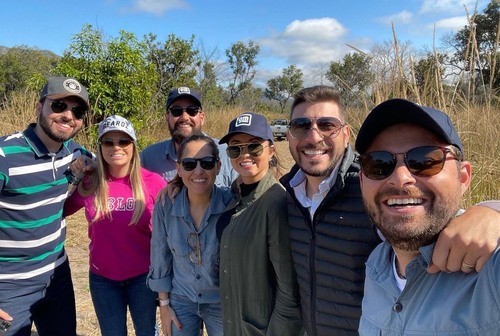 Caio, esposa e amigos de viagem na Serra do Amolar. — Foto: Reprodução/RedesSociais