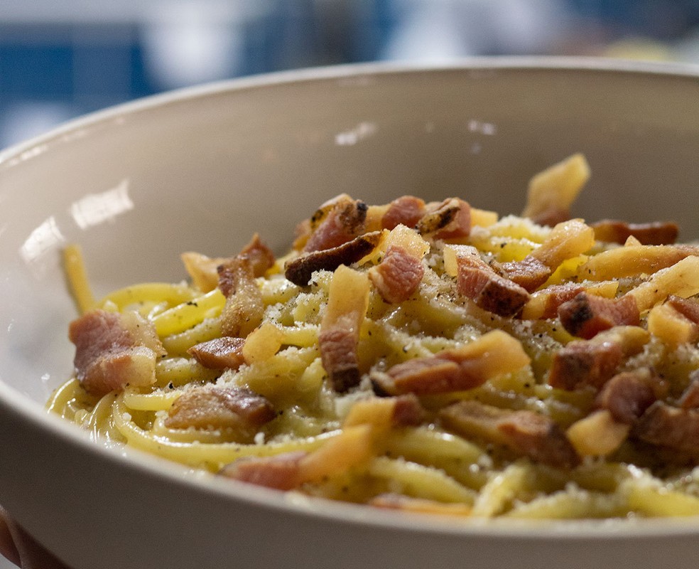 O molho carbonara deve ficar liso e homogêneo, sem a coagulação das gemas — Foto: João Miragem / Divulgação