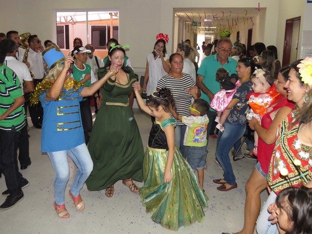 Crianças com deficiência participaram de bloquinho de carnaval à fantasia (Foto: Artur Lira/G1)