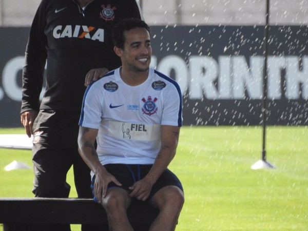 Com Jadson de olho, Corinthians faz ensaio para enfrentar Vitória; veja time