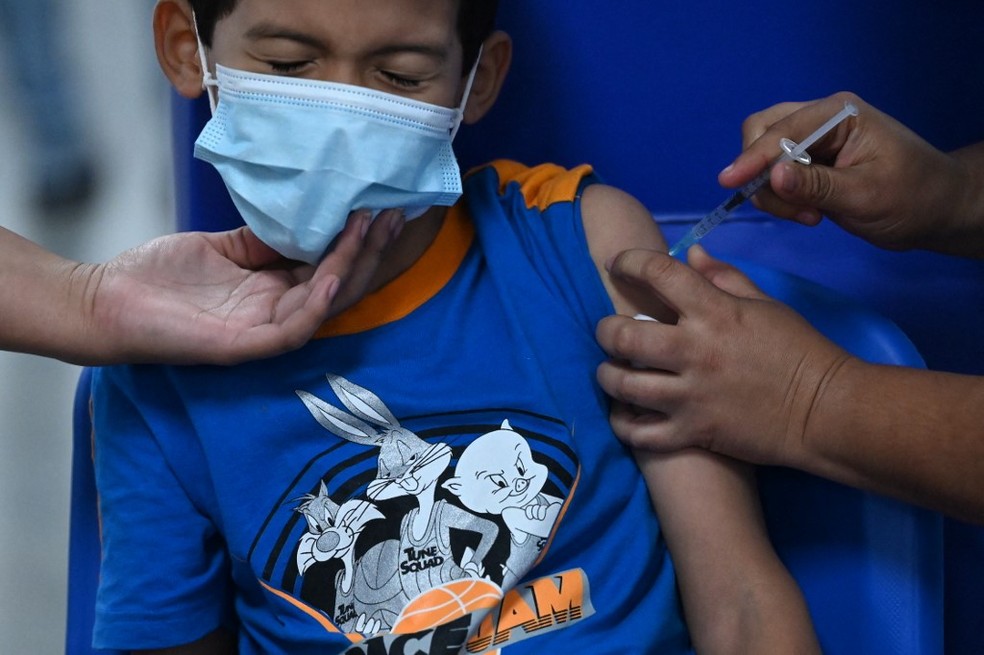 Criança é vacinada com dose da Sinopharm em El Salvador — Foto: Marvin Recinos/AFP
