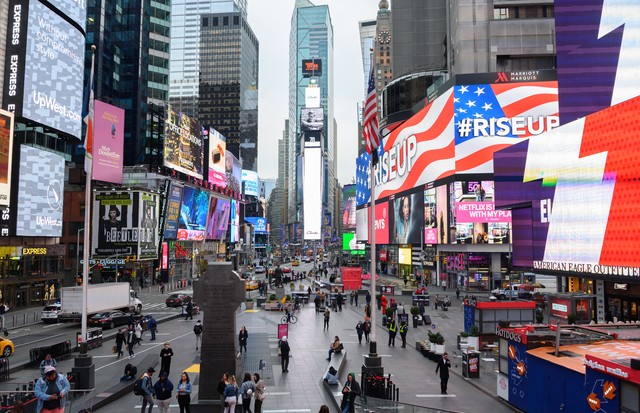 NEW YORK, NY - MARCH 18: People are seen walking in Times Square as the coronavirus continues to spread across the United States on March 18, 2020 in New York City. The World Health Organization declared coronavirus (COVID-19) a global pandemic on March 1 (Foto: Getty Images)