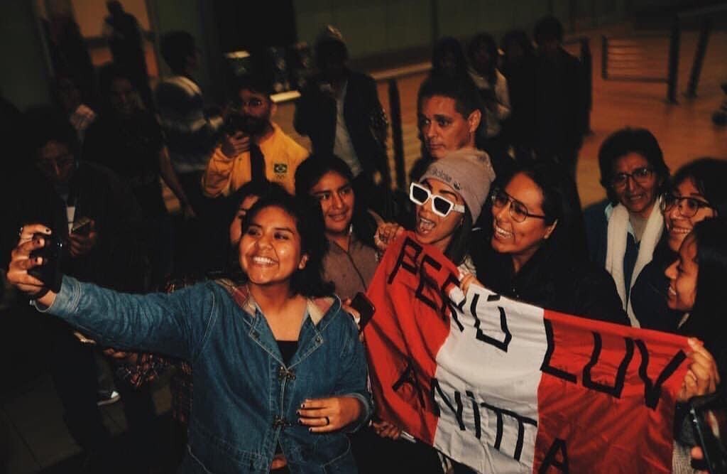 Anitta é recebida por fãs no Peru (Foto: Reprodução / Instagram)