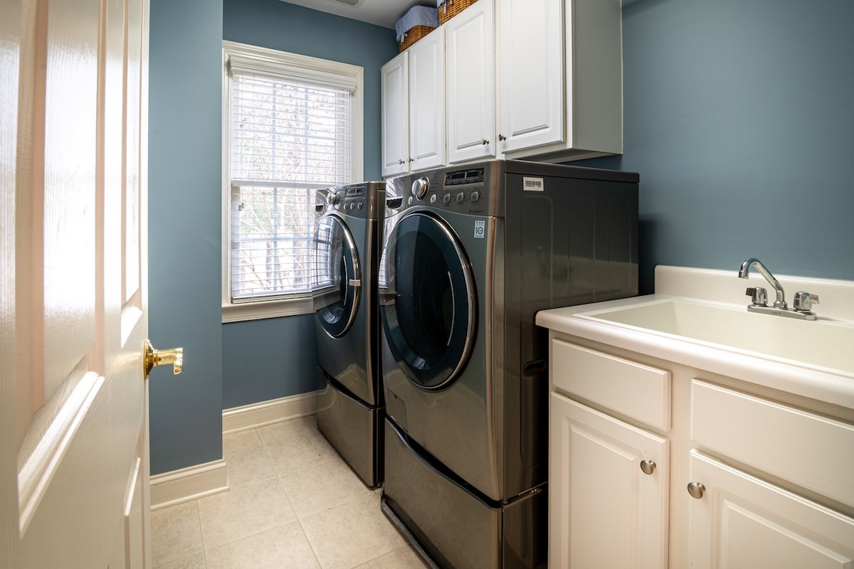Use um mecanismo para captar a água da máquina de lavar e aproveite a água de reuso para limpa o carro, quintais e paredes (Foto: Pexels / Curtis Adams / CreativeCommons)