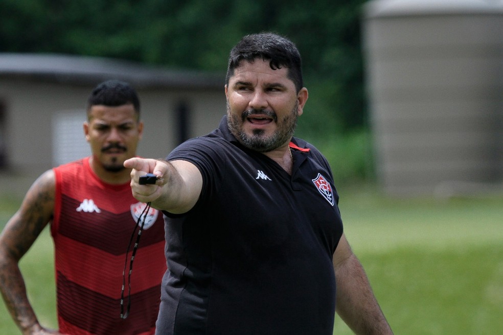 Eduardo Barroca comanda treino no Vitória — Foto: Letícia Martins/EC Vitória 