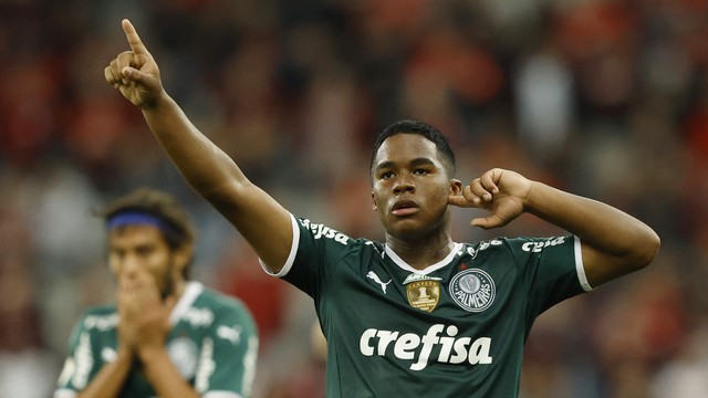 Endrick comemora em Athletico-PR x Palmeiras