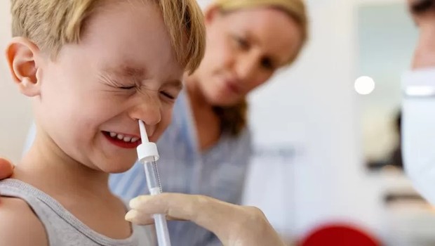 Mais complexas de preparar, vacinas intranasais atuarão localmente no sistema respiratório (Foto: Getty Images via BBC)