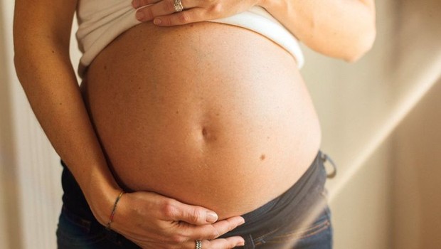 A vacina agora é ativamente incentivada para gestantes (já que pegar covid por si só pode colocar a gravidez em risco) (Foto: Getty Images via BBC)