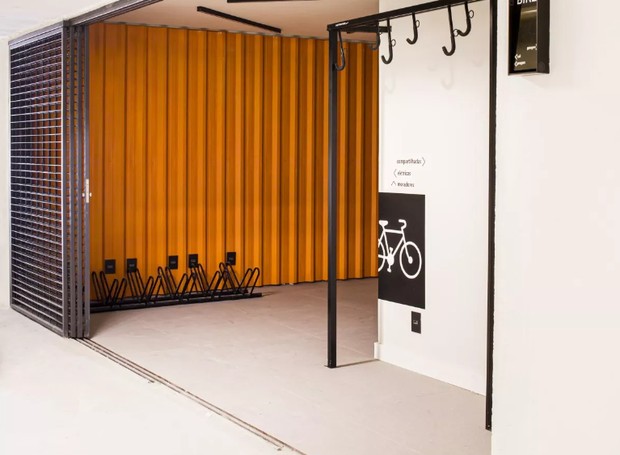 O projeto deste edifício na Gávea, Rio de Janeiro, do escritório Cité Arquitetura, tem apartamentos compactos e propõe espaços coletivos conectados as dinâmicas dos moradores, como o bicicletário para uso coletivo dos moradores. (Foto: Daniele Leite / Divulgação)
