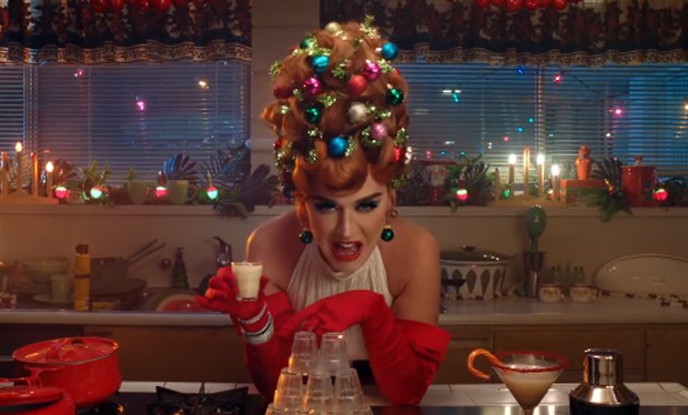 Katy Perry em clipe de Cozy Little Christmas (Foto: Reprodução)