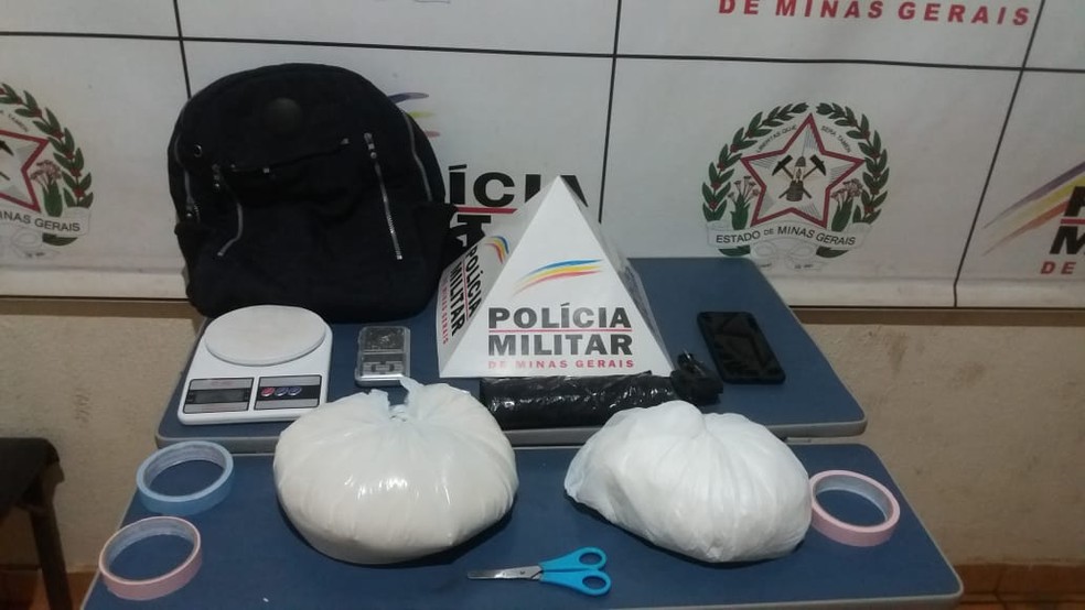 Jovem é abordado pela PM, foge de moto e é detido com sacolas de cocaína em Frutal