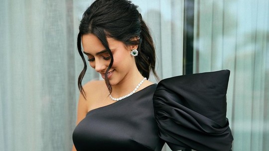 Grávida, Bruna Biancardi posa com a mão na barriga em look luxuoso em Cannes