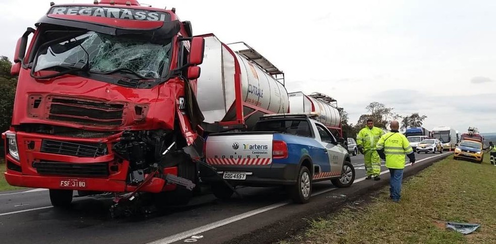 Frente do caminhão ficou destruída após colisão na SP-310, em São Carlos (Foto: A Cidade ON)