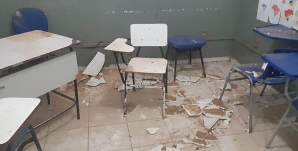 Forro do teto caiu em sala de aula na cidade de Barreiras, no oeste baiano â€” Foto: Arquivo Pessoal
