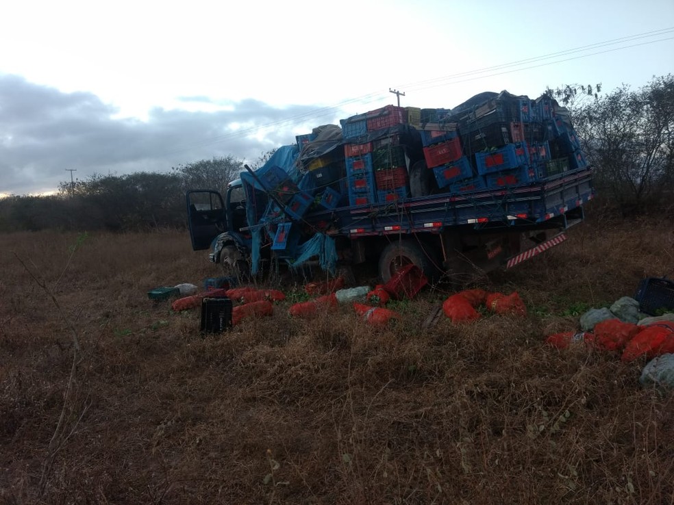 Caminhão saiu da pista após colisão na AL-220 em Arapiraca — Foto: Divulgação/BPTran
