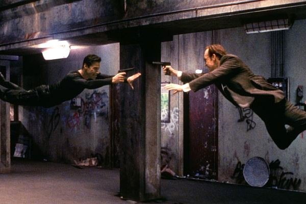 Neo e Agente Smith se confrontando em 'Matrix' (Foto: Divulgação)