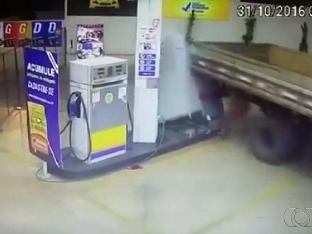 Grupo usa caminhão para derrubar e roubar cofre em posto de Goiás; vídeo (Foto: Reprodução/TV Anhanguera)